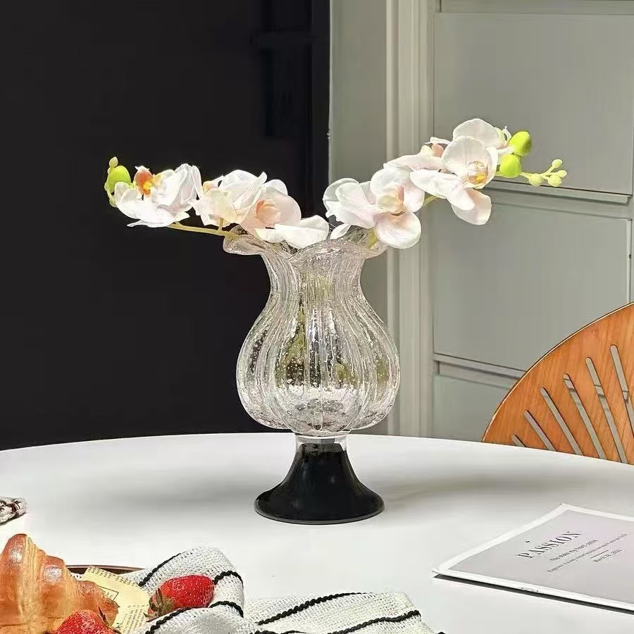 Різні скляні вази дивної форми