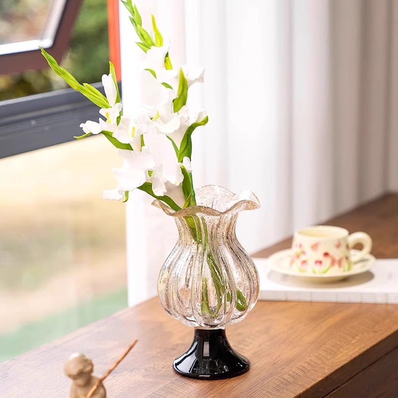 Розкішна висока скляна ваза з золотими крапками у вінтажному стилі