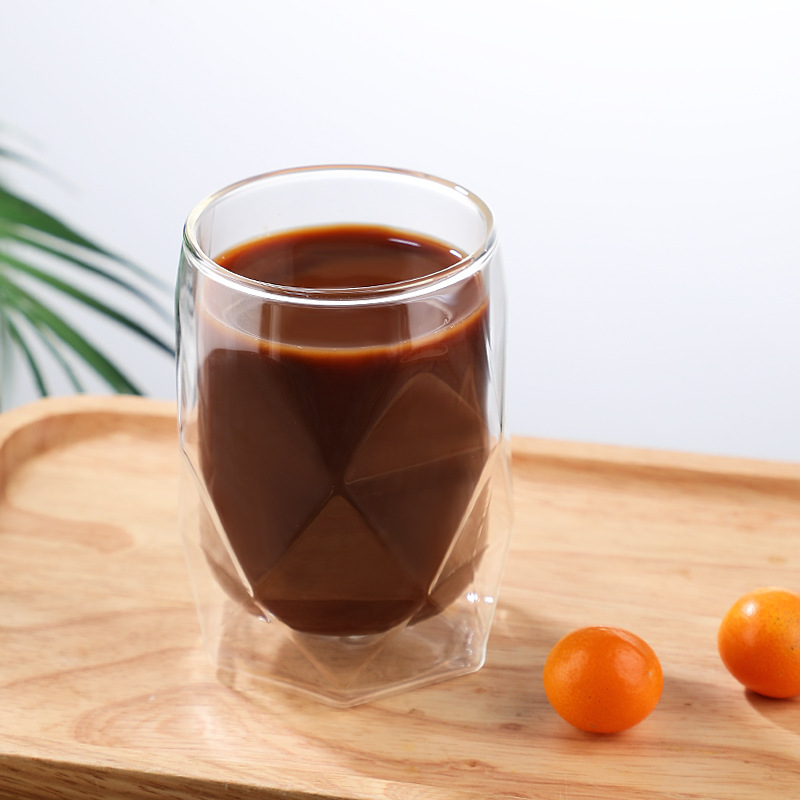 Простий термостійкий стакан із ізольованого скла з двома стінками